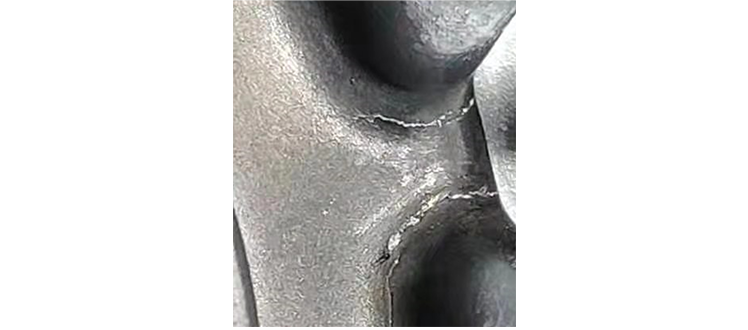 模具短時(shí)間內(nèi)熱應(yīng)力或機(jī)械應(yīng)力過載引起失效