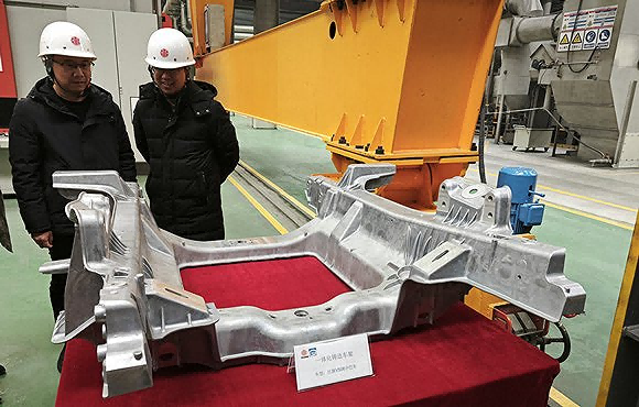 特斯拉2020年率先使用一體化壓鑄方式生產了汽車后底板，將70個零部件合而為一