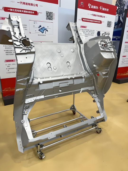 一體化后地板產(chǎn)品長(zhǎng)1.8米，為目前已知最大尺寸