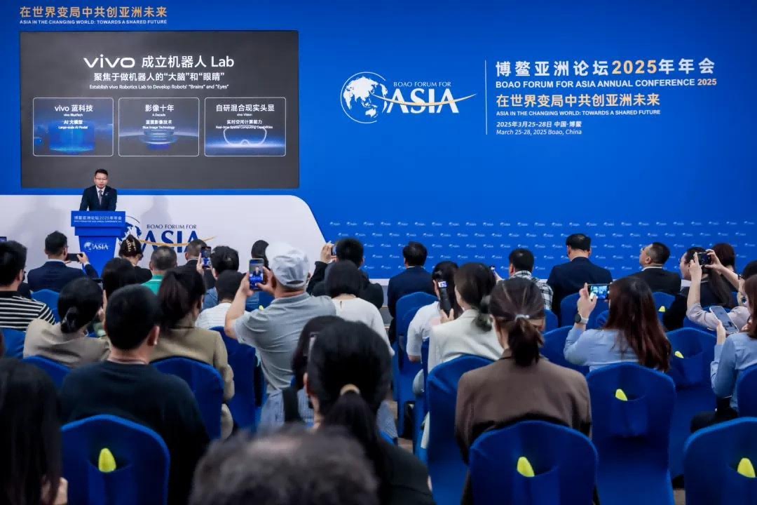 在博鰲亞洲論壇2025年年會(huì)上,vivo宣布正式成立機(jī)器人Lab(實(shí)驗(yàn)室) 在博鰲亞洲論壇2025年年會(huì)上,vivo宣布正式成立機(jī)器人Lab(實(shí)驗(yàn)室)
